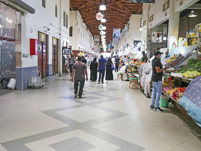 الحياة تعود على استحياء إلى أسواق المباركية