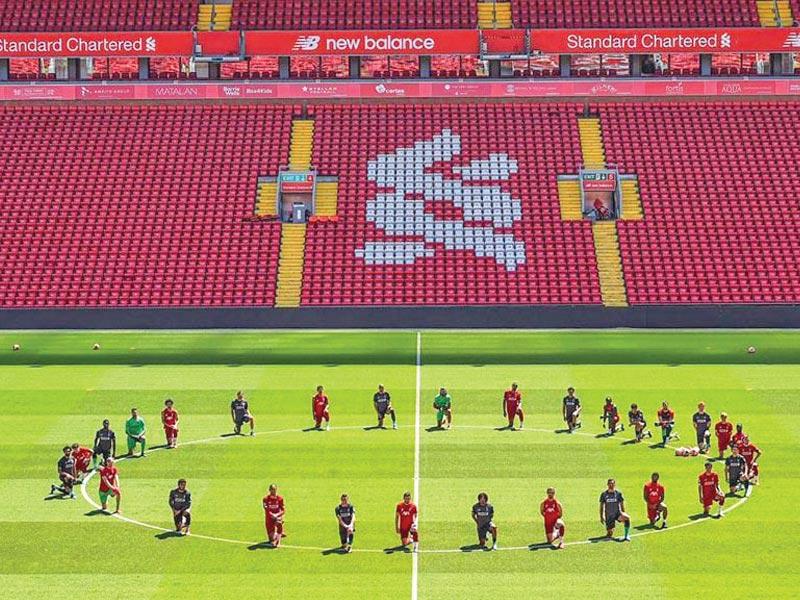 لاعبو ليفربول يجثون على ركبهم تضامناً مع جورج فلويد 