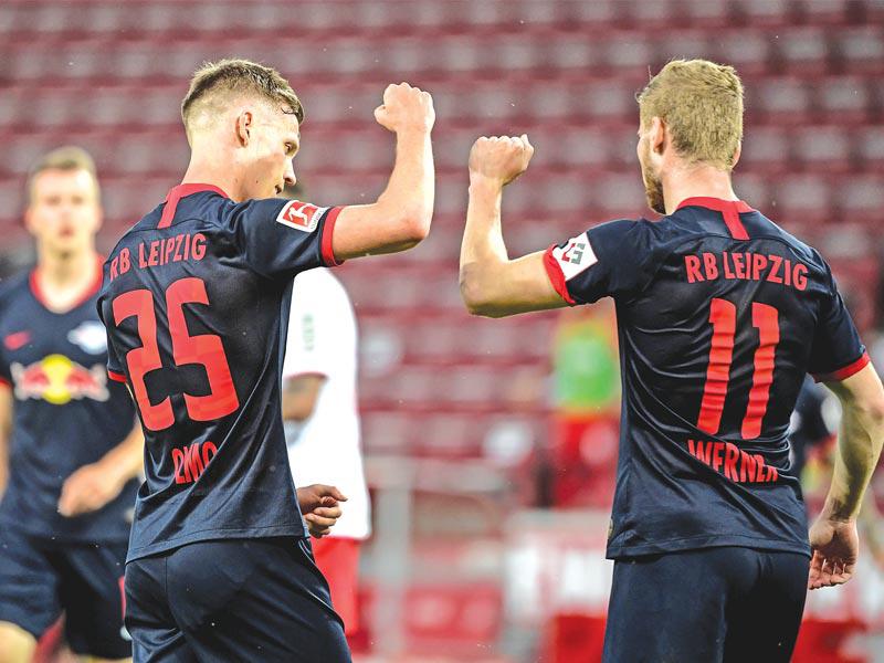 أولمو نجم لايبزيغ يحتفل بالهدف الرابع