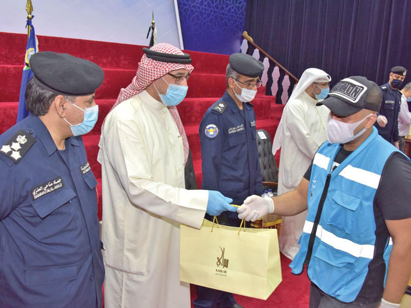 الحساوي مكرما أحد المتطوعين