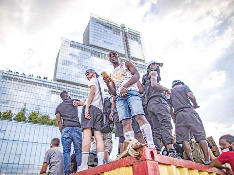 متظاهرون ضد عنف الشرطة في باريس أمس الاول (إي بي ايه)