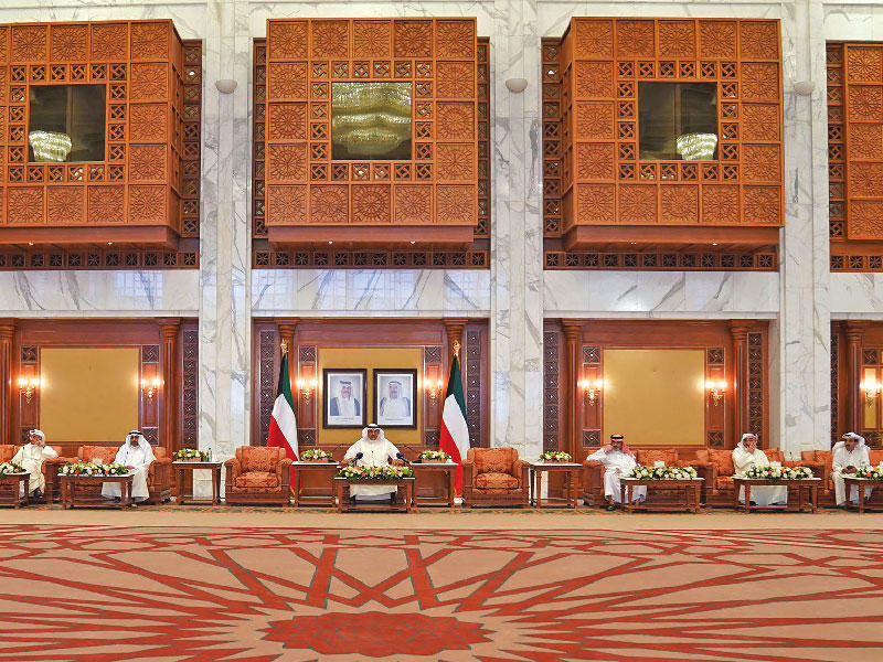 رئيس مجلس الوزراء سمو الشيخ صباح الخالد متوسطاً رؤساء تحرير الصحف المحلية أمس