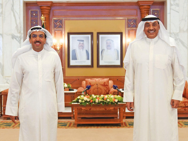  رئيس مجلس الوزراء سمو الشيخ صباح الخالد مستقبلاً الزميل رئيس تحرير جريدة الجريدة خالد هلال المطيري أمسn