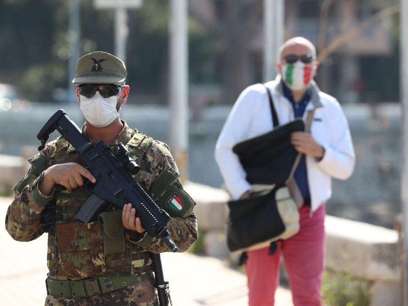 يقف جندي إيطالي على الحدود الفرنسية الإيطالية بالقرب من منتون ، حيث أعادت إيطاليا فتح حدودها مع أوروبا