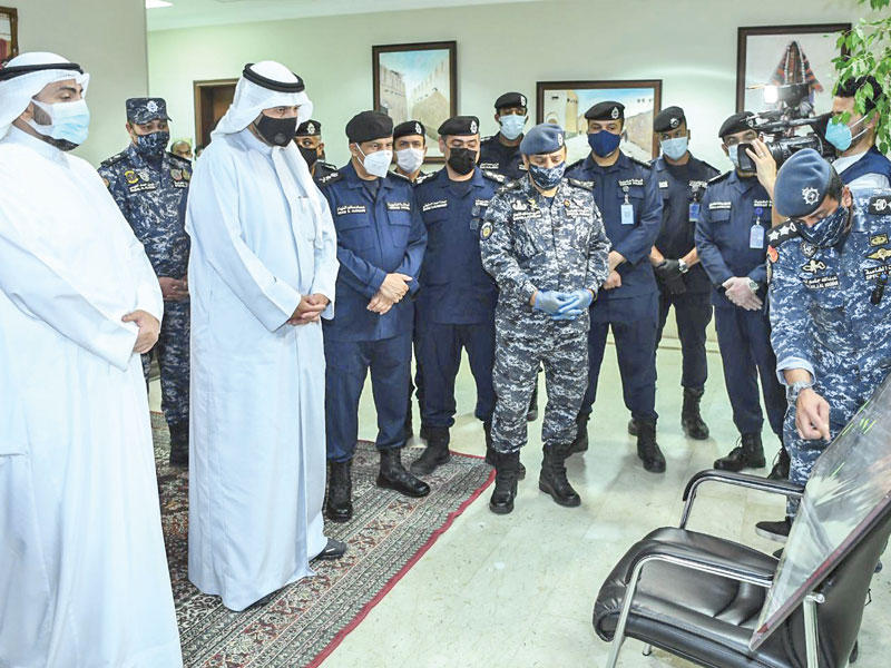 نائب رئيس مجلس الوزراء وزير الداخلية وزير الدولة لشؤون مجلس الوزراء أنس الصالح ووزير الصحة الشيخ الدكتور باسل الصباح خلال الجولة