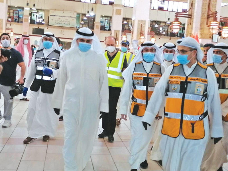 المدير العام لبلدية الكويت المهندس أحمد المنفوحي  ونائب المدير العام لشؤون قطاع محافظتي العاصمة والجهراء فيصل الجمعة خلال الجولة