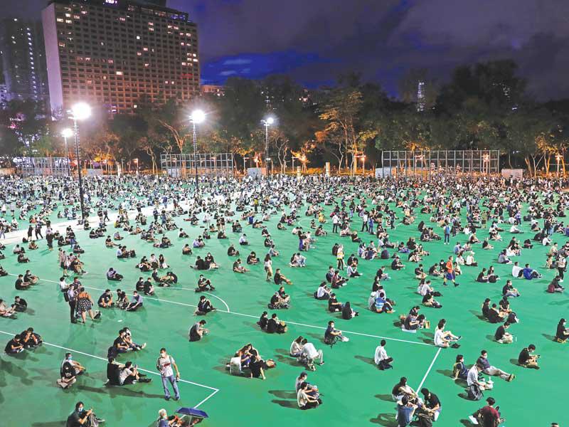 متظاهرون في هونغ كونغ يحيون على ضوء الشموع الذكرى الـ31 لأحداث ساحة تيان أنمين أمس (رويترز)