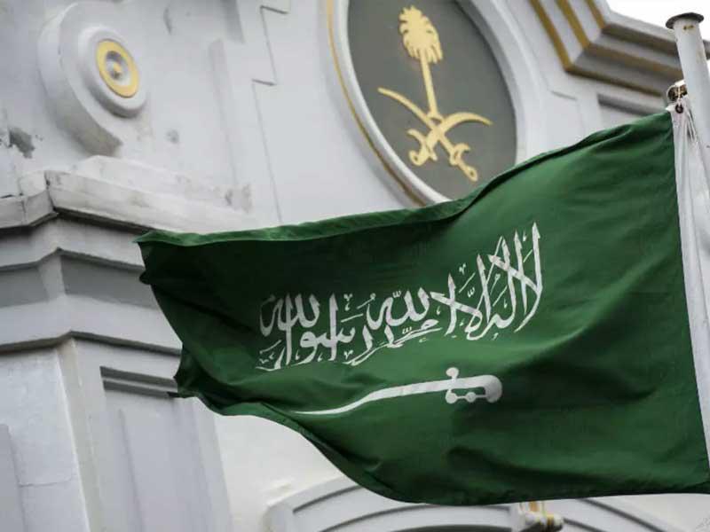 السعودية: ترحيل من لا يلتزم بالكمام وتحديد خطبة الجمعة