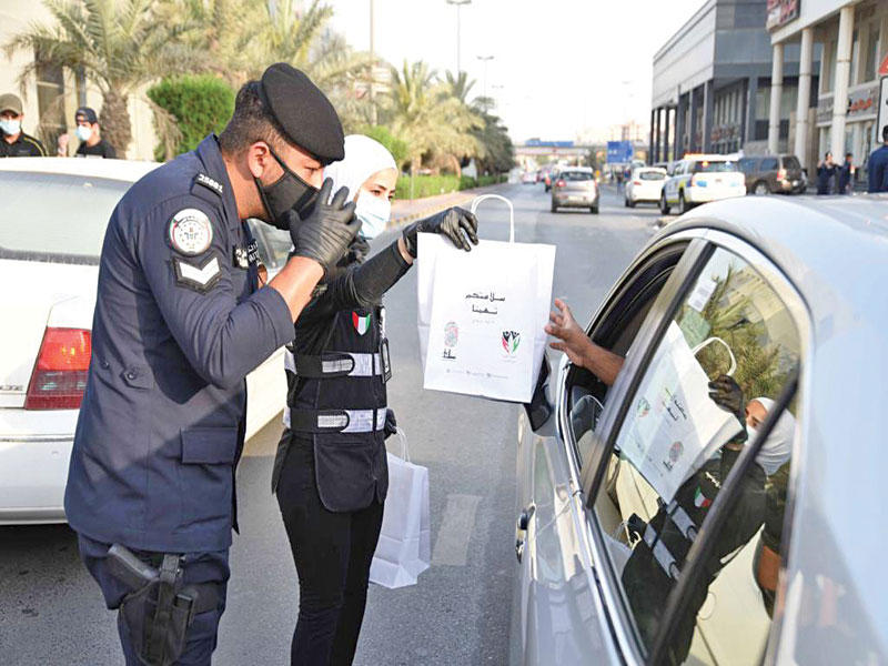 إجراءات وقائية وأمنية في حولي      ( تصوير خليل البوريني)