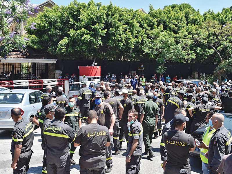 عناصر الدفاع المدني يقطعون الطريق أمام وزارة الداخلية في بيروت أمس مطالبين بإقرار تثبيتهمttttt             (الوكالة الوطنية) 