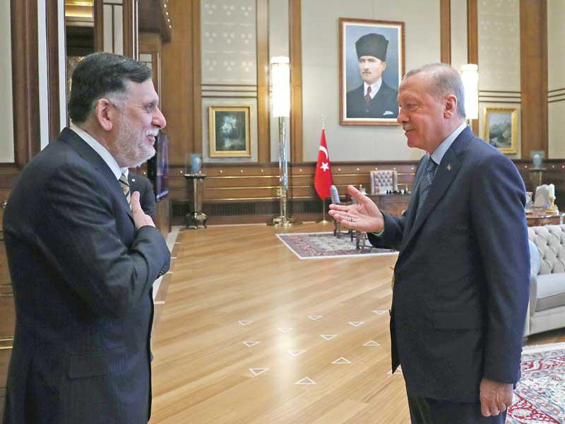 إردوغان مستقبلاً السراج في القصر الرئاسي بأنقرة أمسt (رويترز)