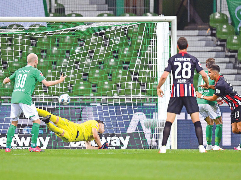 أندريه سيلفا نجم فرانكفورت يسجل الهدف الأول