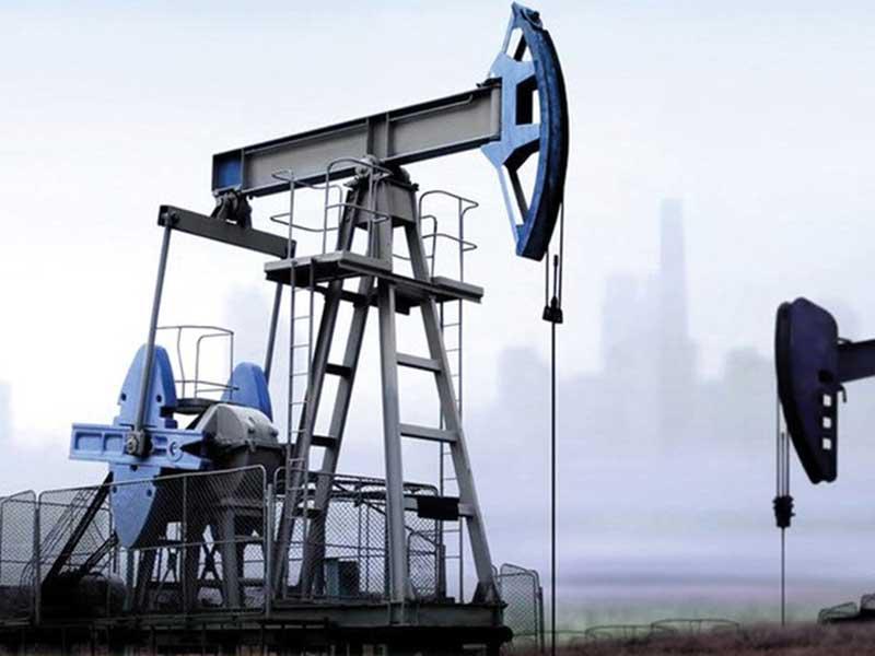 النفط يتراجع مع شكوك خفض الإنتاج وارتفاع المخزونات