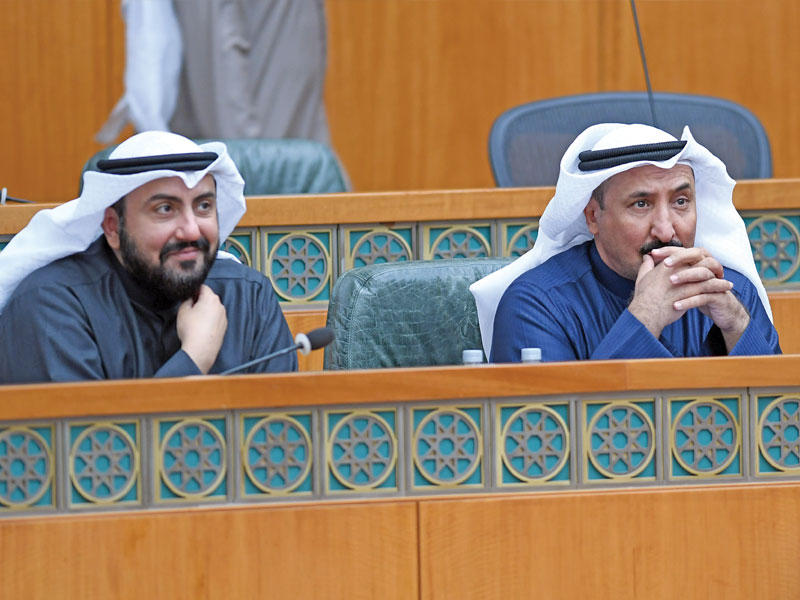 النائب سعد الخنفور ووزير الصحة الشيخ باسل الصباح في جلسة سابقة (أرشيف)
