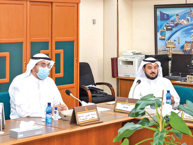 النائب أسامة الشاهين و النائب د. محمد الحويلة في اجتماع «الموارد البشرية» أمس