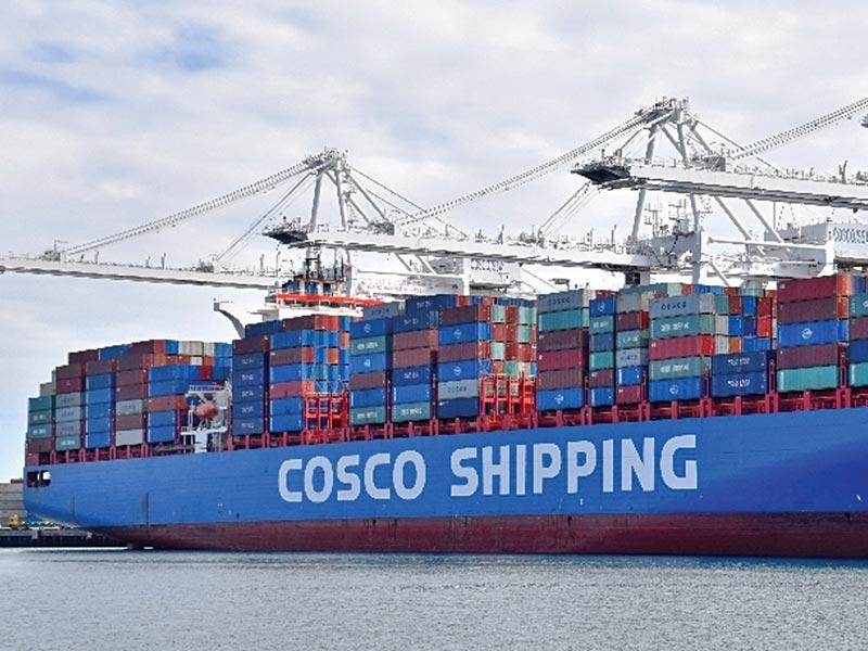 احدى سفن الشركة الصينية China Ocean Shipping Company Limited الخاصة بالشحن البحري