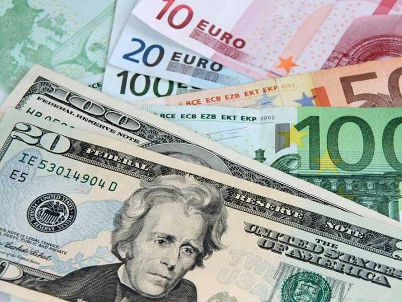  الدولار يصعد واليورو يهبط قبيل الاجتماع الأوروبي