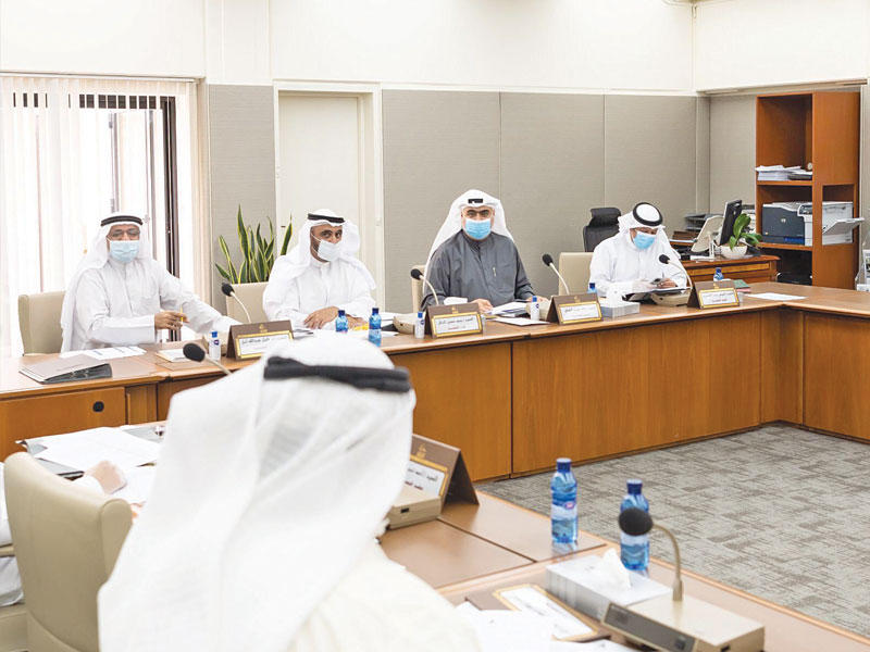 النائب خالد الشطي مترئساً اجتماع اللجنة التشريعية أمس