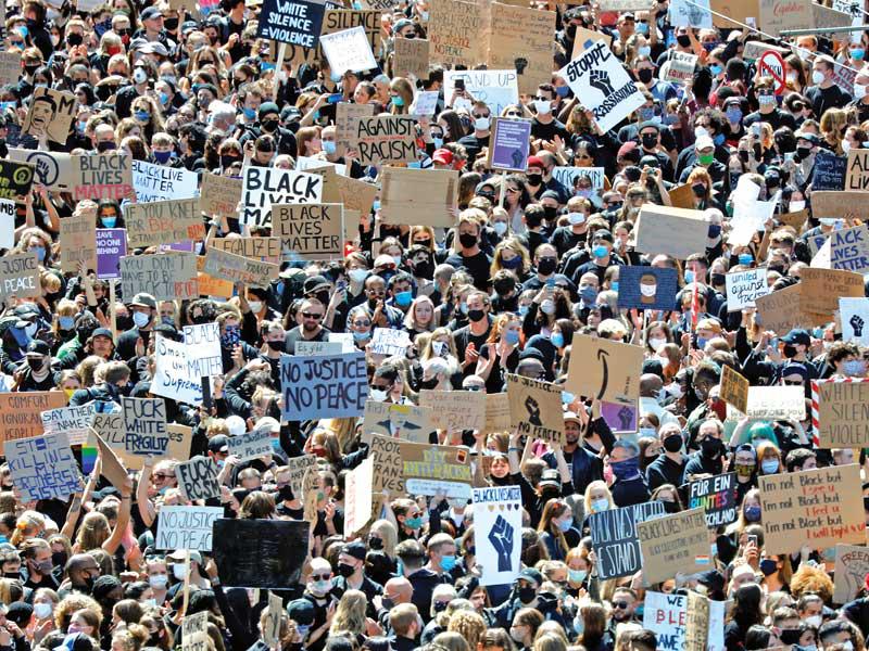 آلاف الألمان يتظاهرون في برلين أمس تضامناً مع احتجاجات فلويد الأميركية (رويترز)