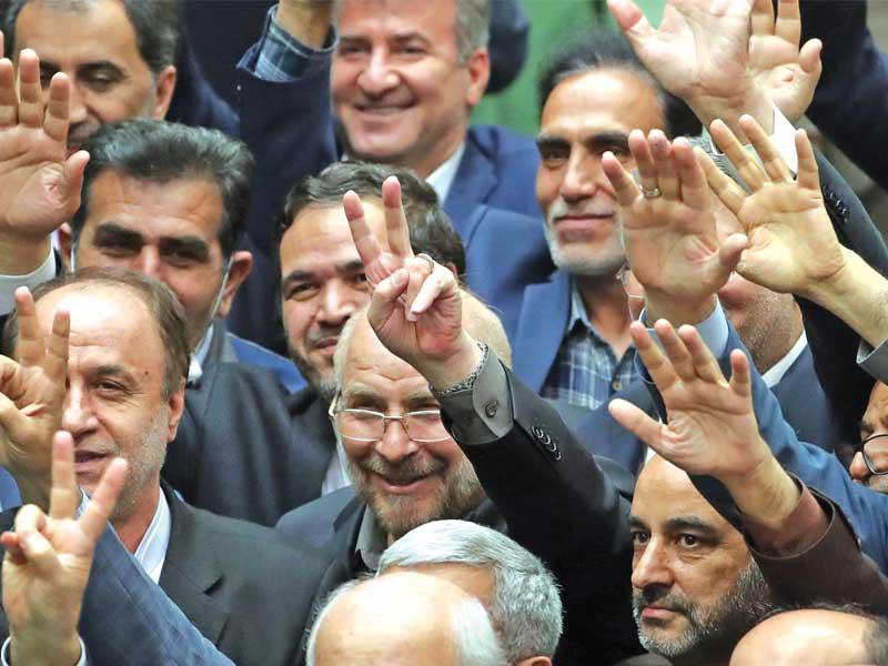نواب إيرانيون من التيار الأصولي يحتفلون بفوز قاليباف بمنصب رئيس البرلمان آخر الشهر الماضي       (رويترز)