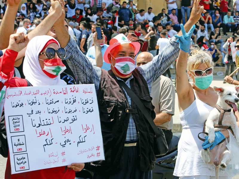 لبنانيون يتظاهرون احتجاجاً على الأوضاع الاقتصادية في بيروت أمس      (رويترز)