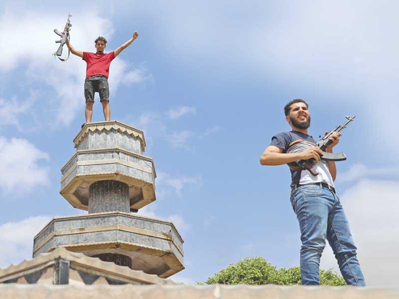 مقاتلان مؤيدان لحكومة الوفاق في مدينة ترهونة أمس الأولt (رويترز)