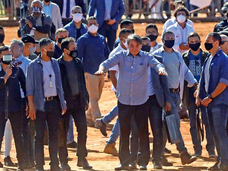 الرئيس البرازيلي خلال حفل افتتاح مستشفى ميداني مؤقت في أغواس لينداس دي غوياس أمس الأول       (رويترز)