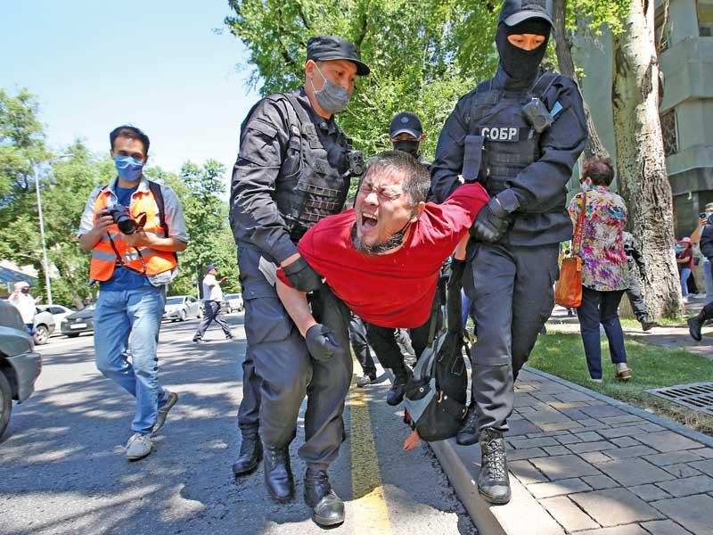 كازاخستان: اعتقال عشرات المناوئين للحكومة