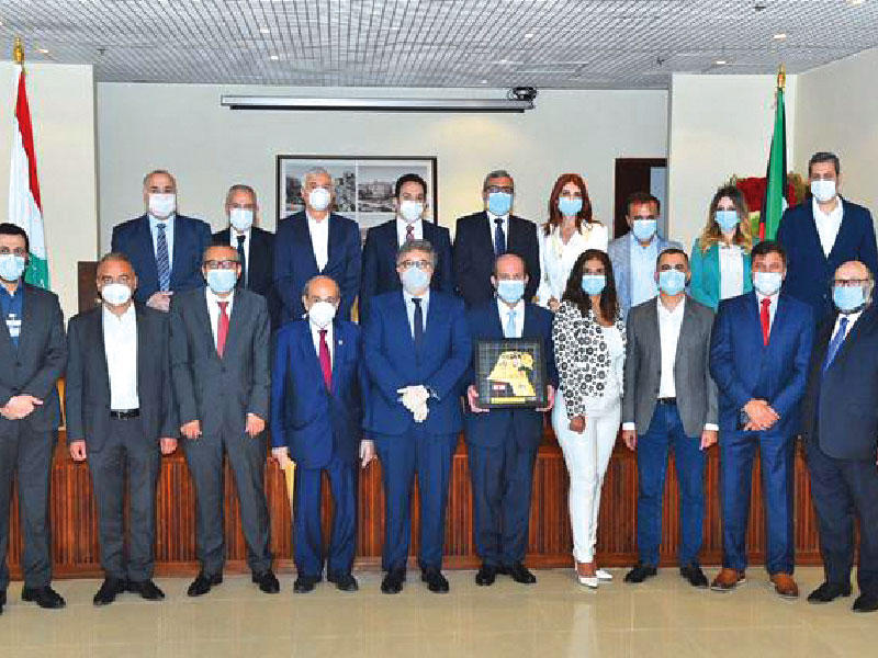 السفير جان معكرون في صورة جماعية خلال الحفل مع مجلس الأعمال اللبناني - الكويتي