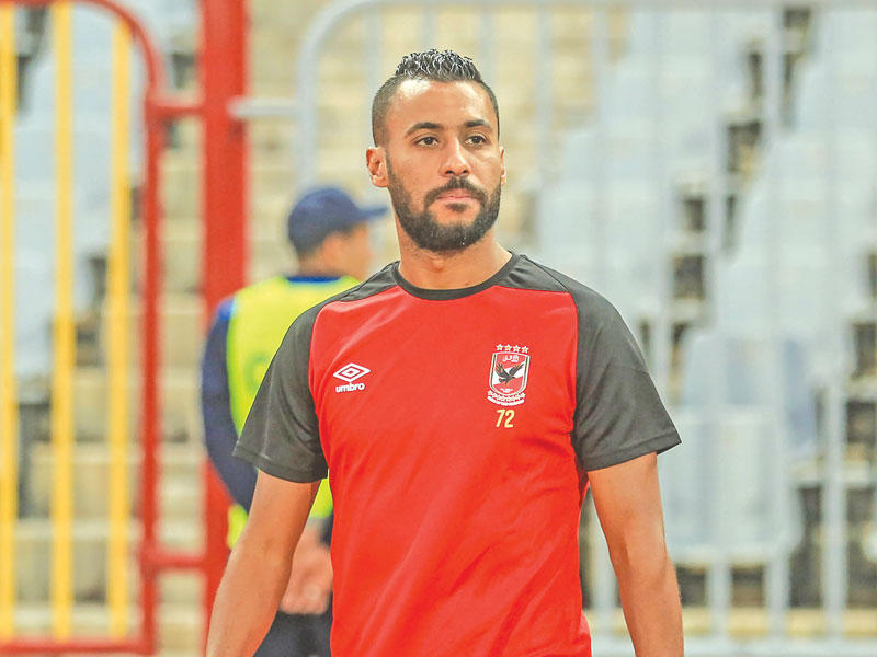 حسام عاشور لاعب وسط الفريق الأول لكرة القدم بالنادي الأهلي المصري