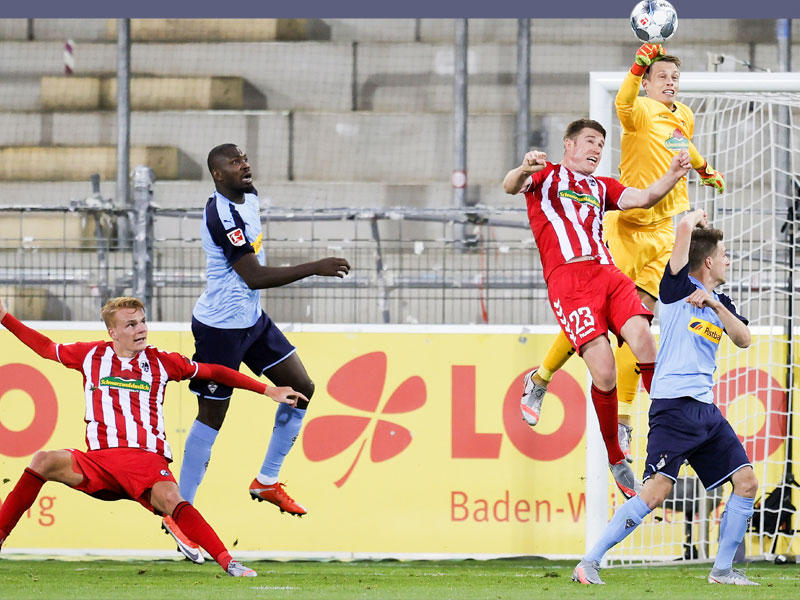 جانب من مباراة بروسيا مونشنغلادباخ وفرايبورغ