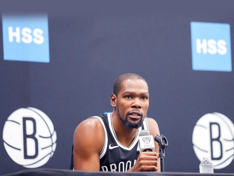 النجم كيفن دورانت لاعب فريق بروكلين نتس