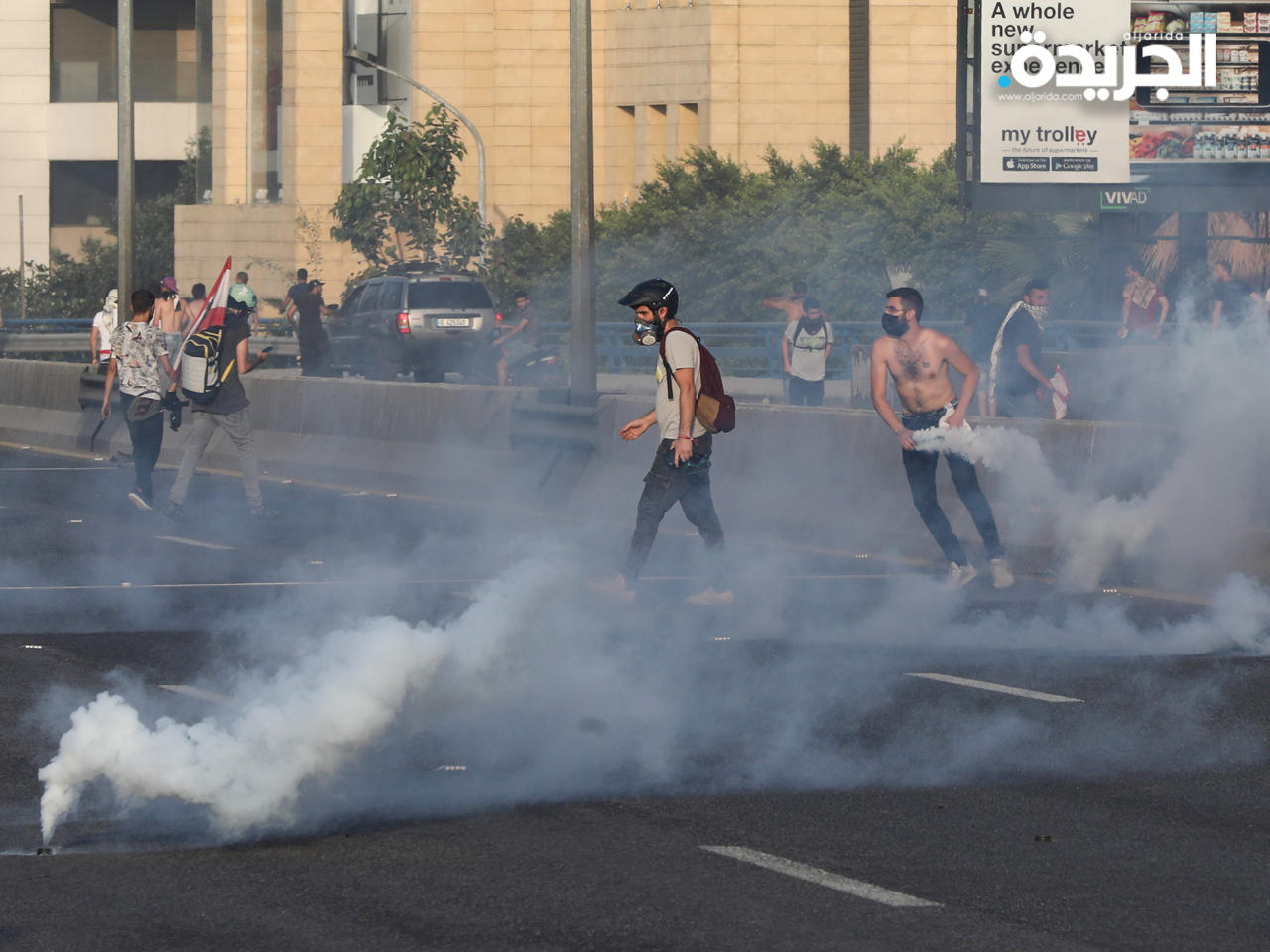 استخدام قنابل الدخان المسيء للدموع لتفريق المحتجين