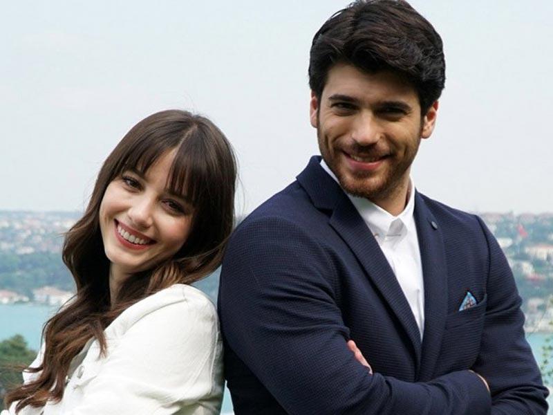 النجم التركي جان يامان​ والفنانة التركية أوزجي جوريل