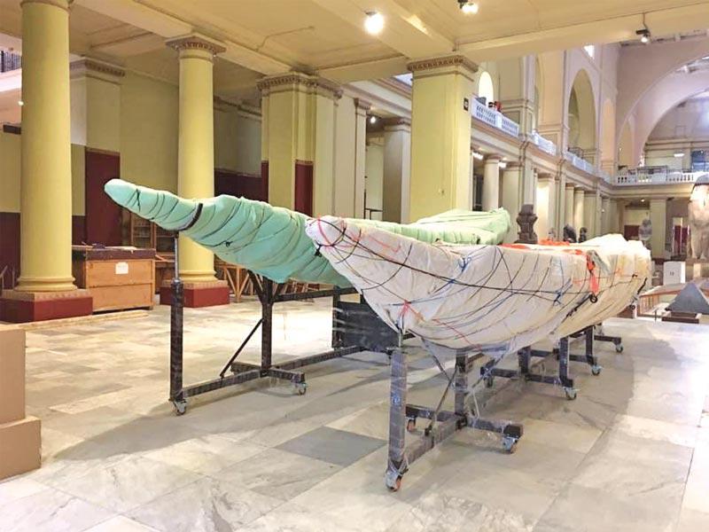 تغليف مركبي دهشور استعداداً لنقلهما