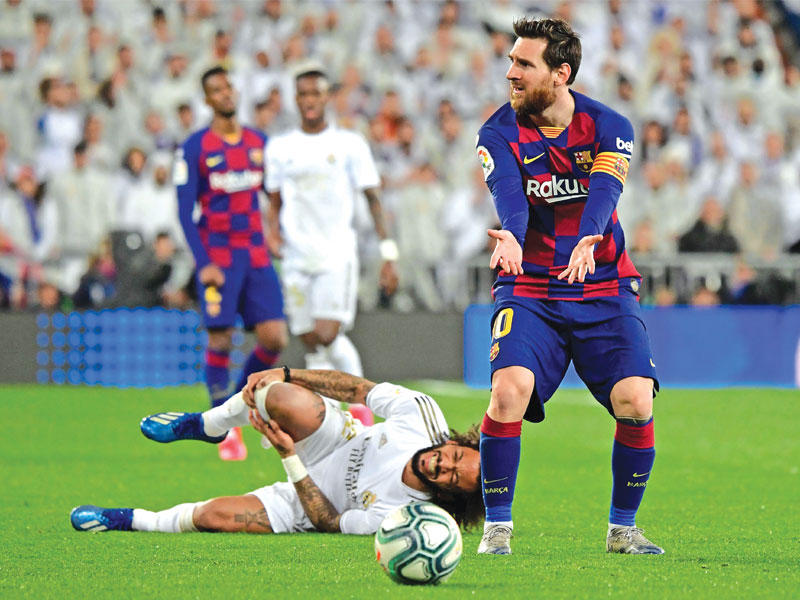 ميسي نجم برشلونة ومارسيلو نجم ريال مدريد خلال مباراة الكلاسيكو السابقة