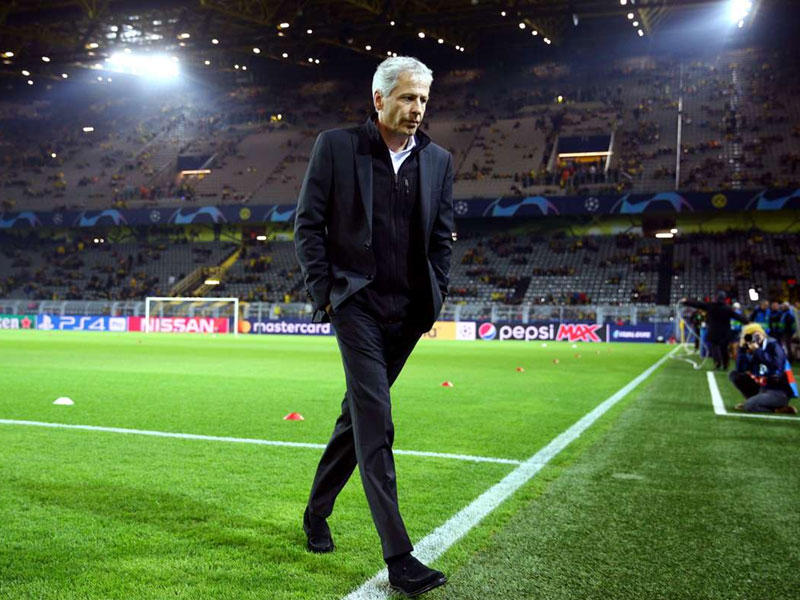 لوسيان فافر المدير الفني لفريق بوروسيا دورتموند الألماني 