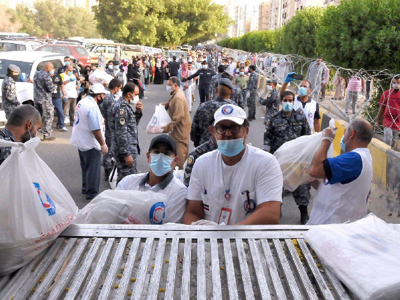 جانب من توزيع المساعدات 