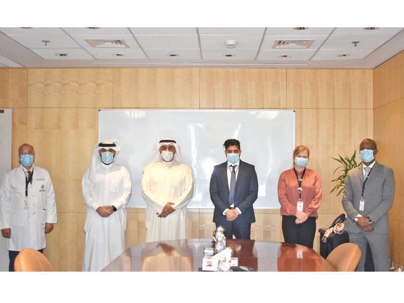 المشاركون في الاجتماع المدير الطبي للمستشفى د هشام عمارة، ومنسق اللجنة التنفيذية جراح الناصر، ونائب رئيس مجلس إدارة مستشفى «الكويت» محمد الحبيل، ورئيس قسم الأطفال بمستشفي العدان، رئيس الفريق د. سلمان الطوالة، ورئيس الهيئة التمريضية كرستن نوربن، ونائب المدير التنفيذي رئيس قسم ضبط الجودة هشام صديق