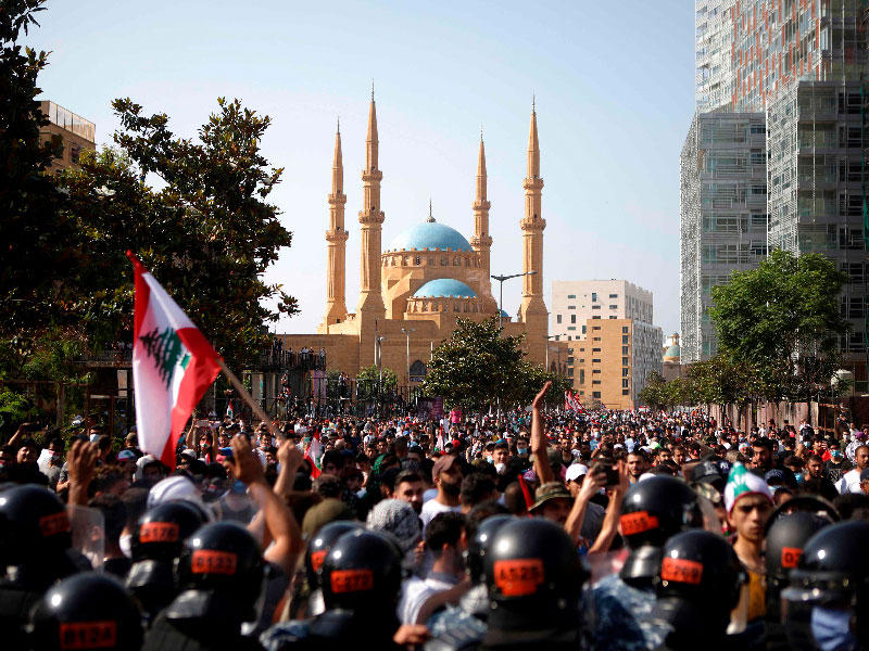 شرطة مكافحة الشغب اللبنانية تقف حراسة أمام المتظاهرين خلال مظاهرة في وسط بيروت
