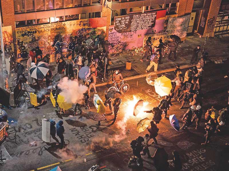 جانب من المواجهات في سياتل مساء أمس الأول  (أ ف ب)