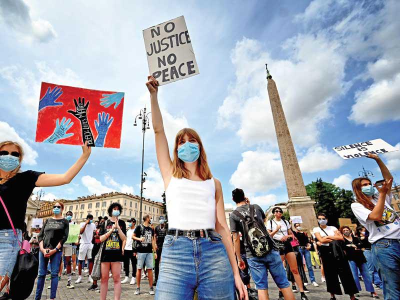 إيطاليون يتضامنون مع احتجاجات فلويد في روما أمس الأول    (أ ف ب)