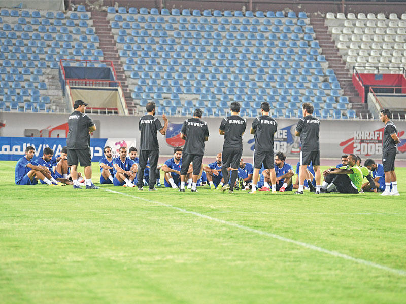 لاعبو الازرق في اجتماع سابق