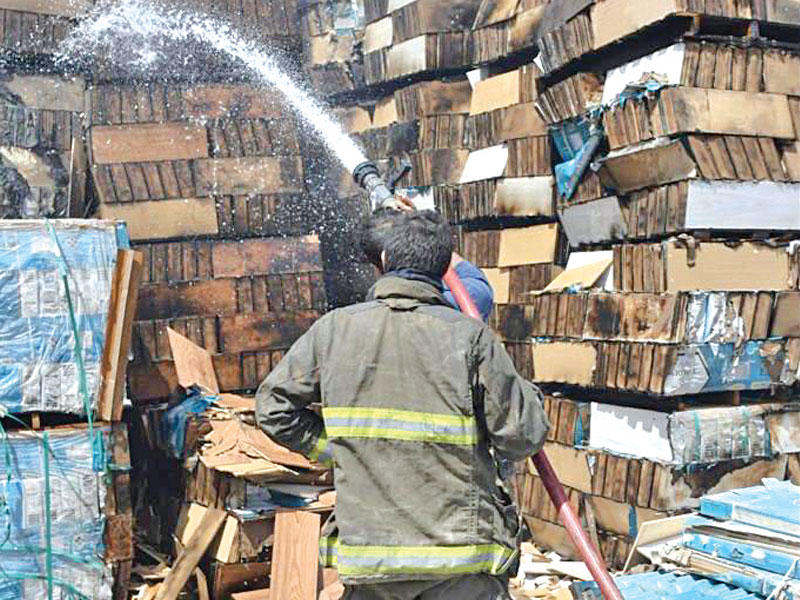 جانب من إخماد الحريق