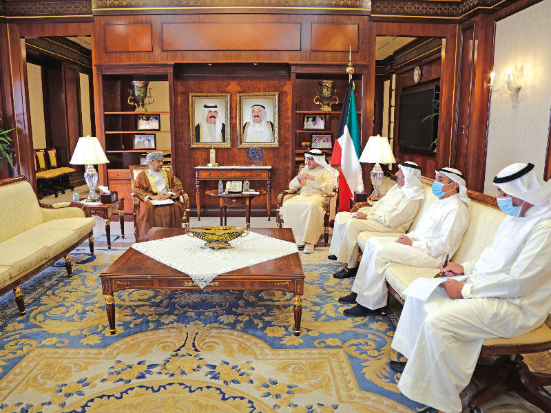  وزير الخارجية الشيخ د. أحمد الناصر مستقبلا السفير العماني امس