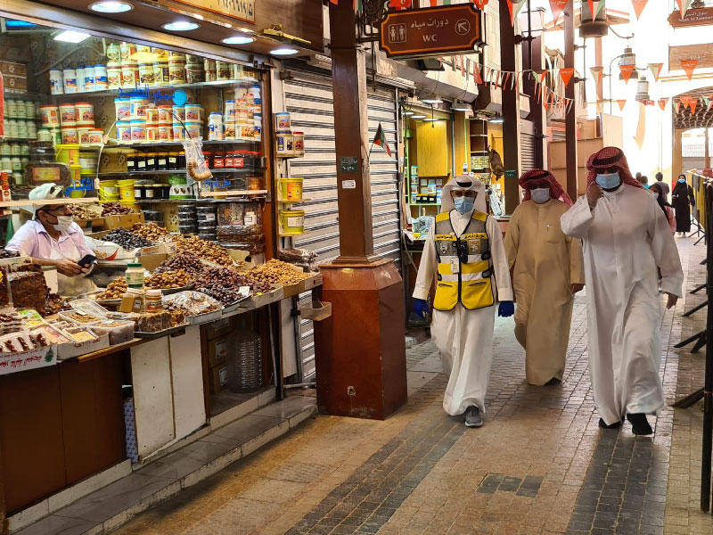 محافظ العاصمة الشيخ طلال الخالد خلال الجولة بأسواق المباركية