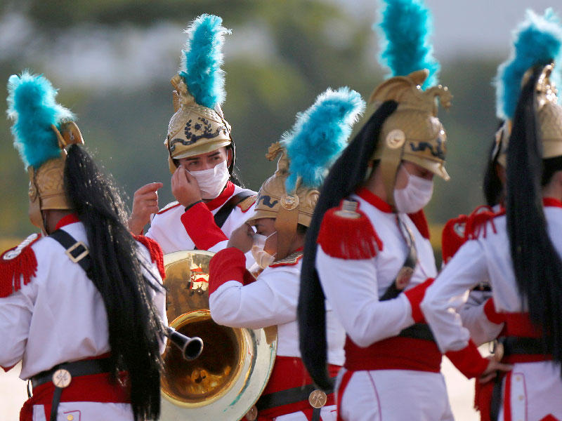 جنود برازيليون يرتدون الكمامات خلال مراسم خاصة في برازيليا امس (رويترز)n