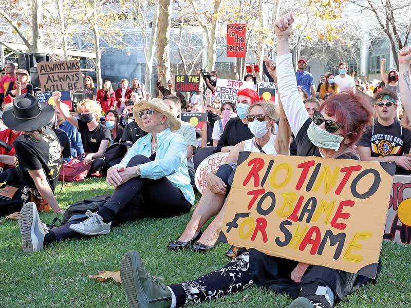 المئات من الأستراليين أمام مقر شركة التعدين العملاقة ريو تينتو في مدينة بيرث