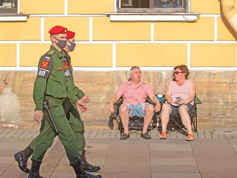 عنصران من الشرطة العسكرية الروسية خلال دورية راجلة في سان بطرسبورغ (إ ي بي أيه)