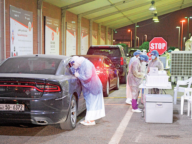 مركز الفحص السريع في استاد جابر خلال استقباله، أمس الأول، الراغبين في أخذ المسحات (تصوير نوفل إبراهيم)
